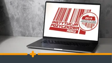 Ekran laptopa prezentujący certyfikat „Instytucja Pożyczkowa Roku”