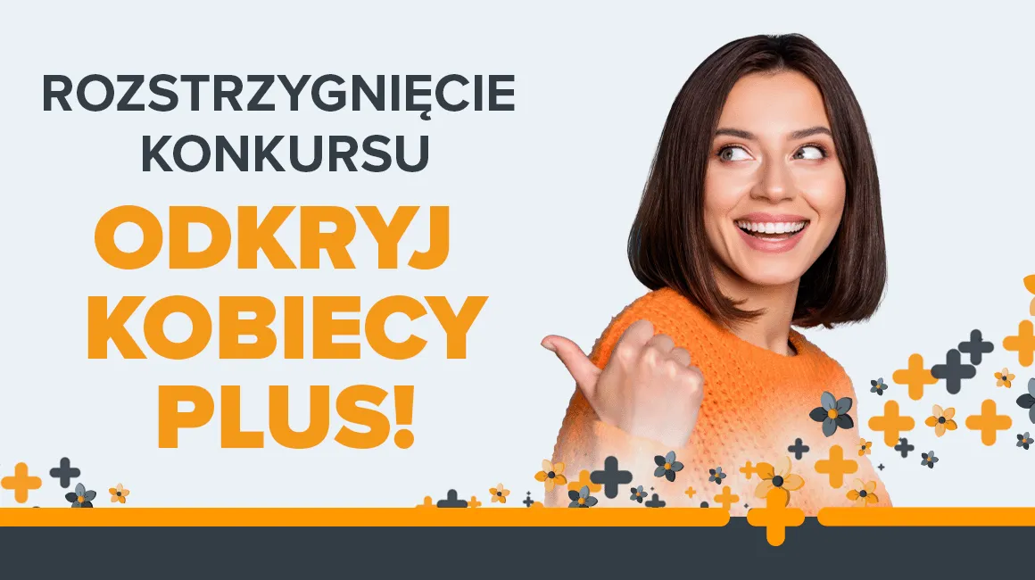 Uśmiechnięta kobieta w pomarańczowym swetrze pokazuje kciukiem na napis "Odkryj kobiecy plus"