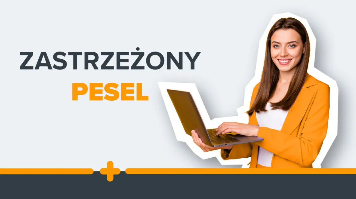 Uśmiechnięta kobieta z laptopem obok napisu "Zastrzeżony PESEL"